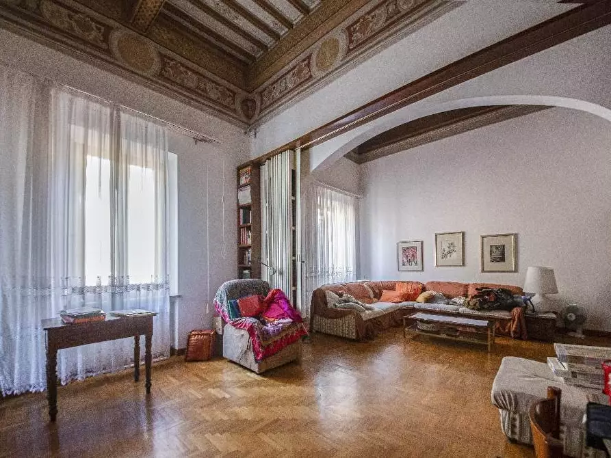 Immagine 4 di Appartamento in vendita  a Siena