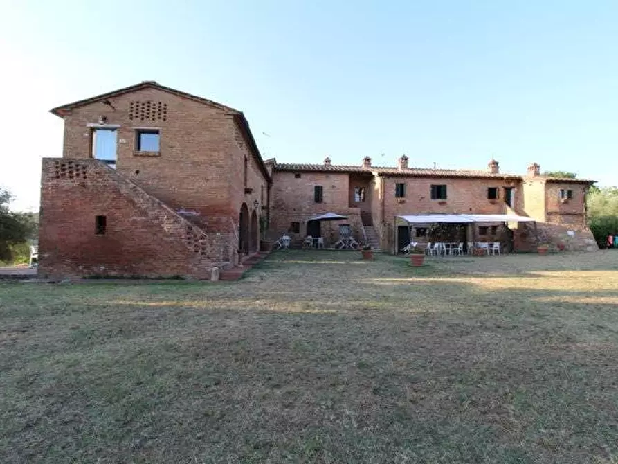 Immagine 10 di Locale commerciale in vendita  a Siena
