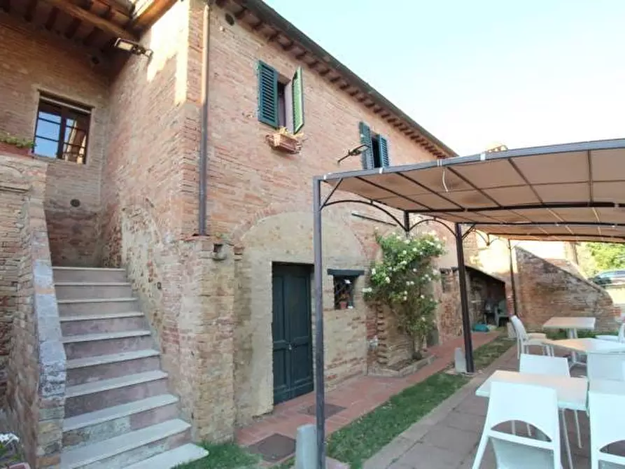 Immagine 13 di Locale commerciale in vendita  a Siena