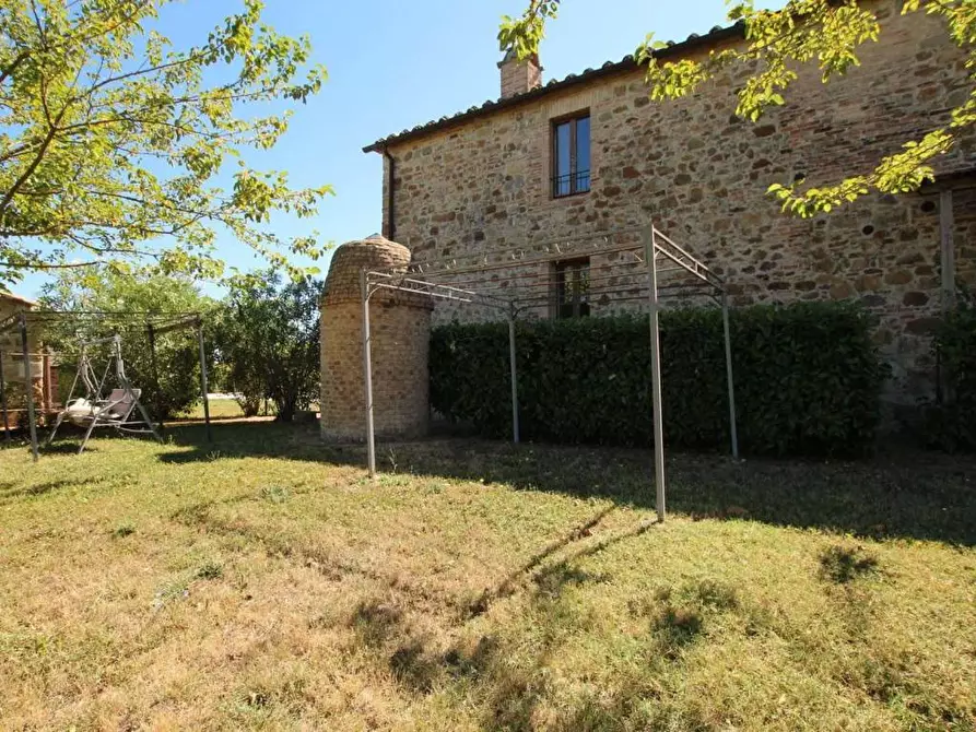 Immagine 12 di Attività commerciale in vendita  a Montalcino