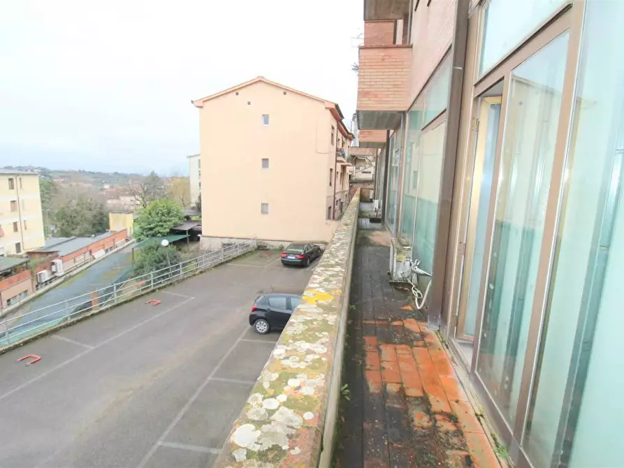 Immagine 13 di Negozio in vendita  a Siena