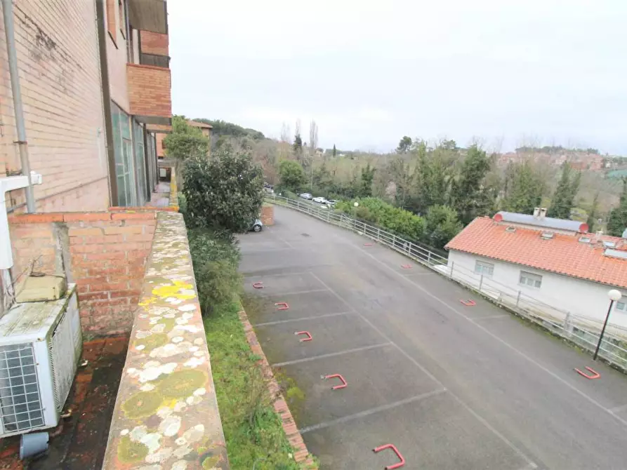 Immagine 12 di Negozio in vendita  a Siena