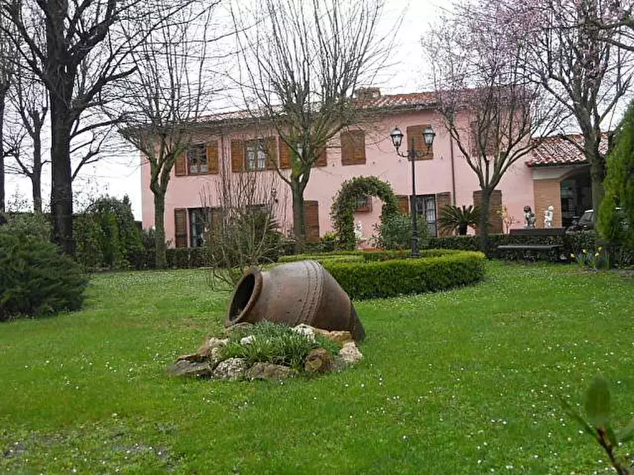 Immagine 1 di Casa colonica in vendita  a Cascina