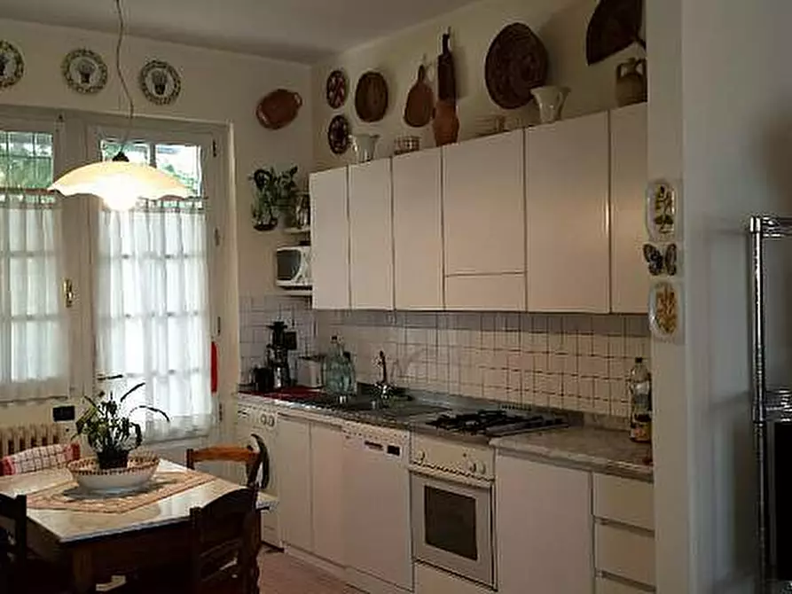 Immagine 5 di Villa in vendita  a Cascina