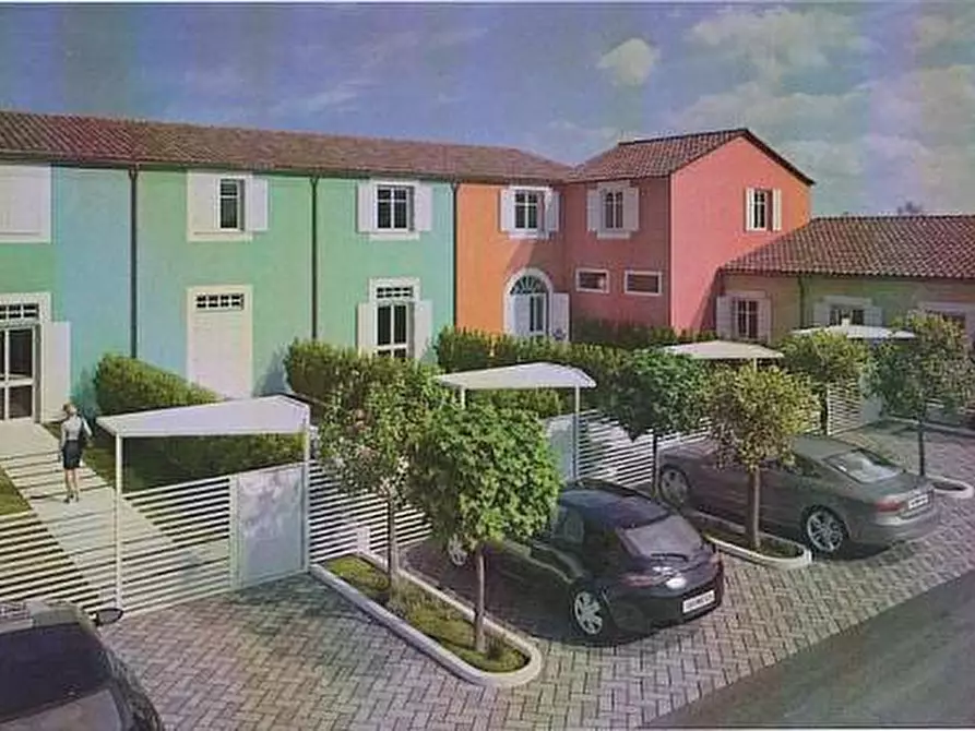 Immagine 1 di Casa colonica in vendita  a Cascina