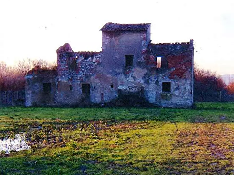 Immagine 1 di Casa colonica in vendita  a Cascina