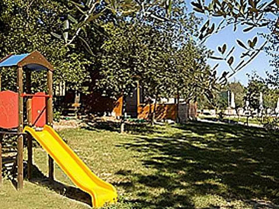 Immagine 4 di Attività commerciale in affitto  a Santa Maria A Monte