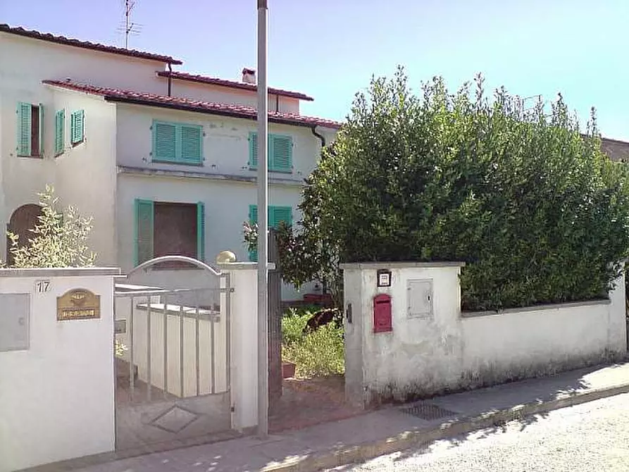 Immagine 2 di Villetta a schiera in vendita  a Pontedera
