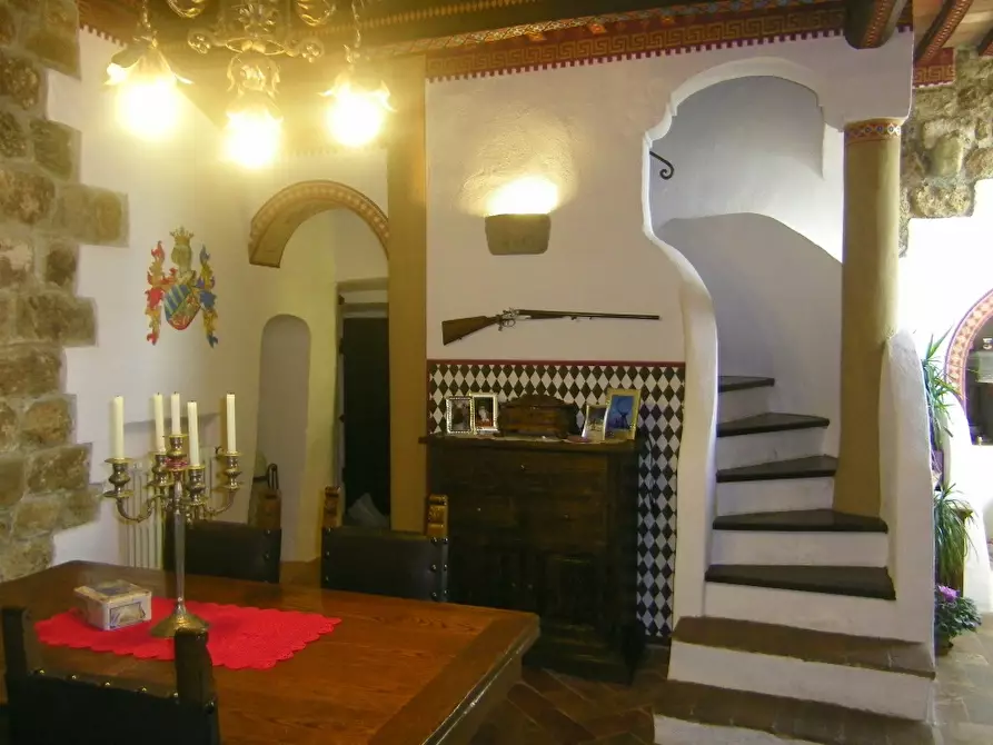 Immagine 30 di Palazzo in vendita  a Volterra