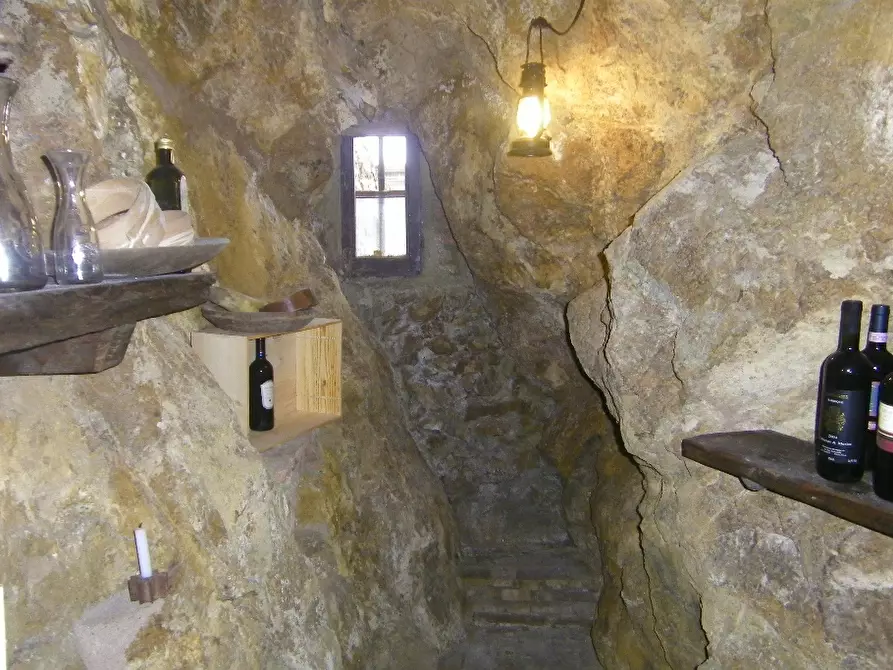 Immagine 21 di Palazzo in vendita  a Volterra