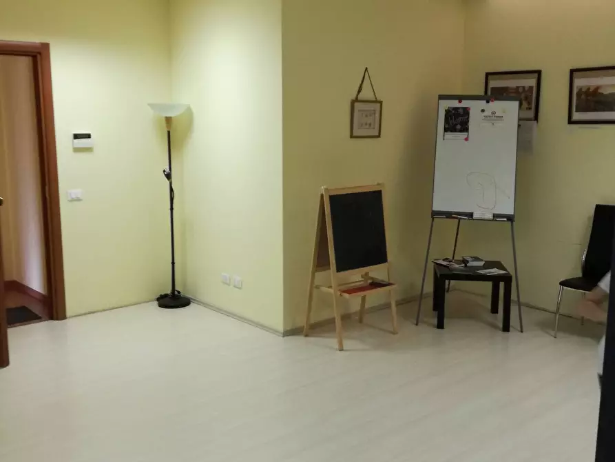 Immagine 2 di Ufficio in affitto  a Cascina