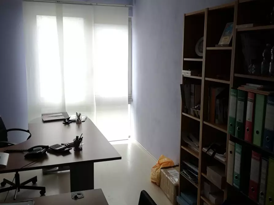 Immagine 5 di Ufficio in affitto  a Cascina