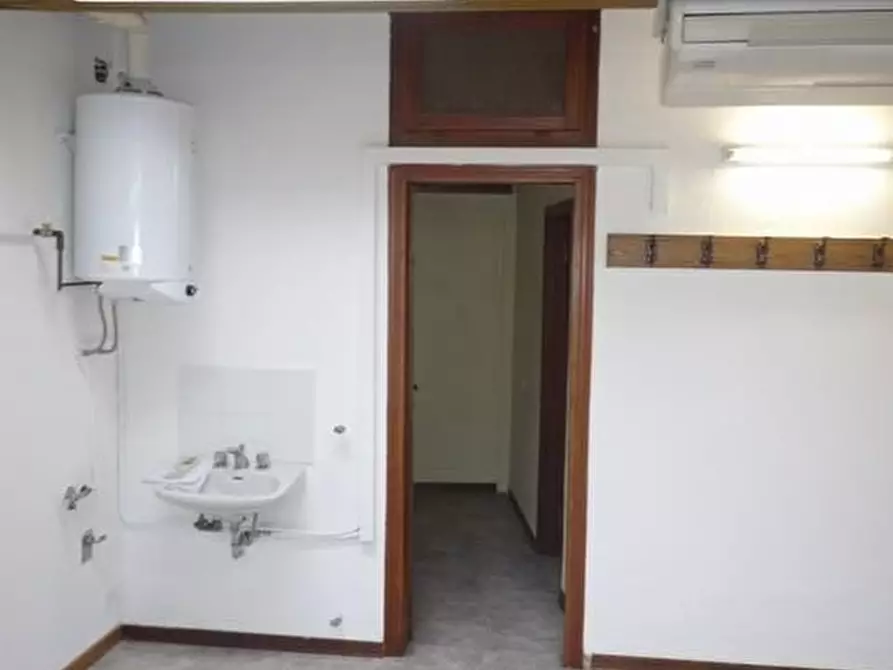 Immagine 2 di Locale commerciale in vendita  a Pisa