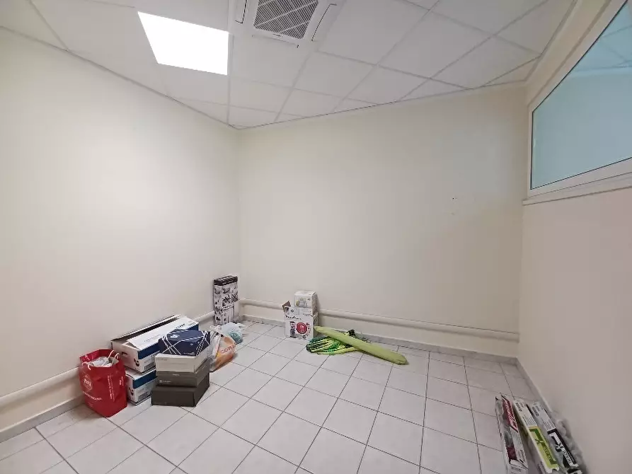 Immagine 7 di Ufficio in affitto  a Cascina