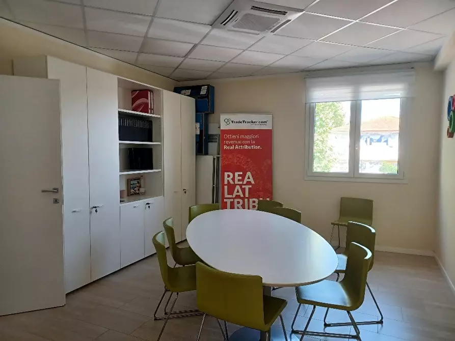 Immagine 2 di Ufficio in affitto  a Cascina