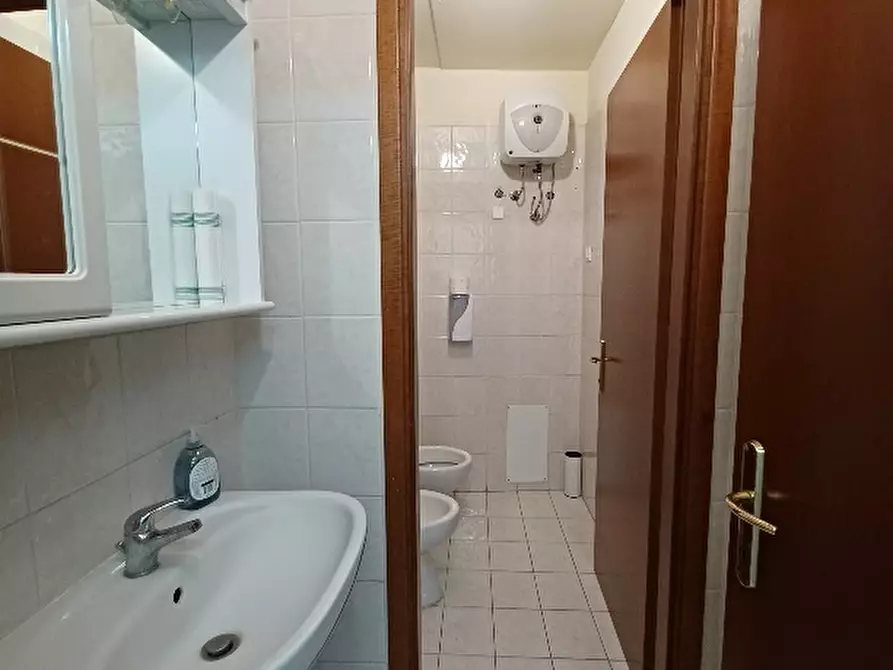 Immagine 9 di Ufficio in affitto  a Cascina