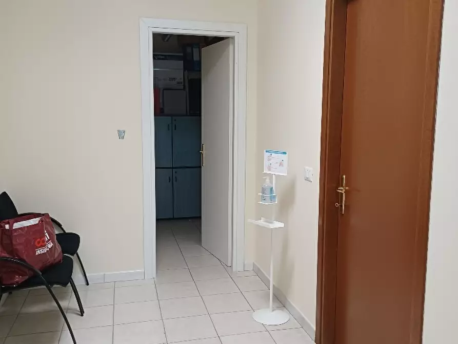 Immagine 5 di Ufficio in affitto  a Cascina