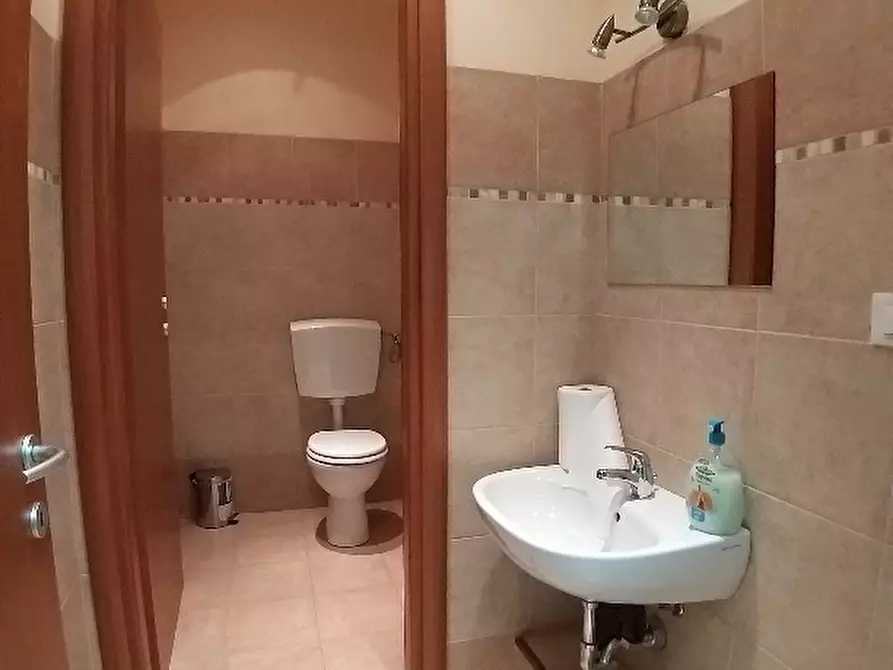 Immagine 6 di Ufficio in affitto  a Cascina