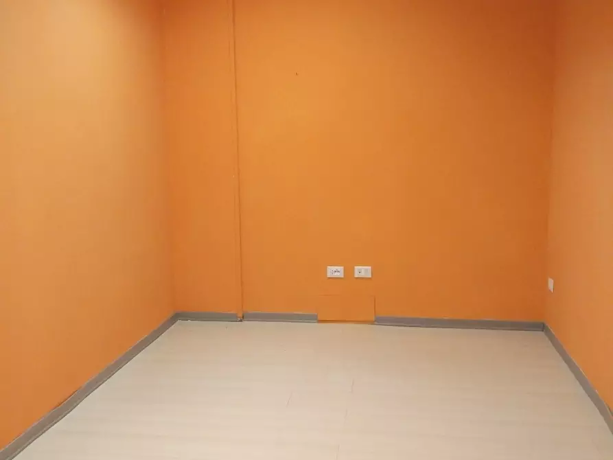 Immagine 10 di Ufficio in affitto  a Cascina