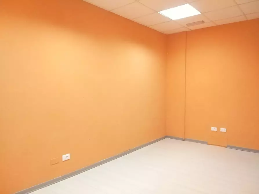 Immagine 9 di Ufficio in affitto  a Cascina