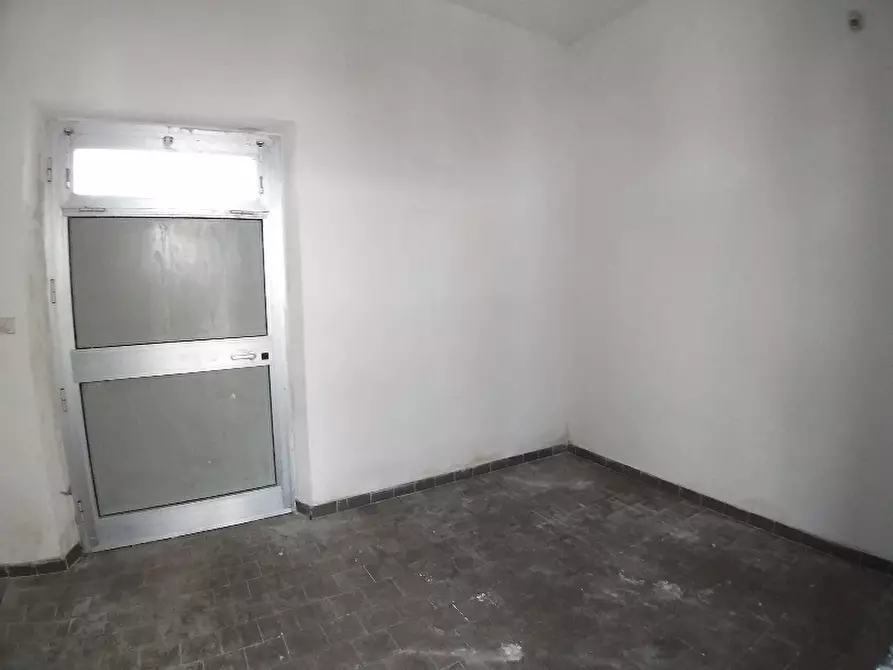 Immagine 5 di Locale commerciale in affitto  a Cascina