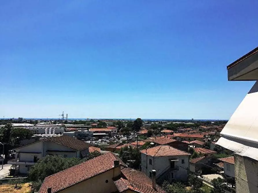 Immagine 3 di Appartamento in vendita  a Massa