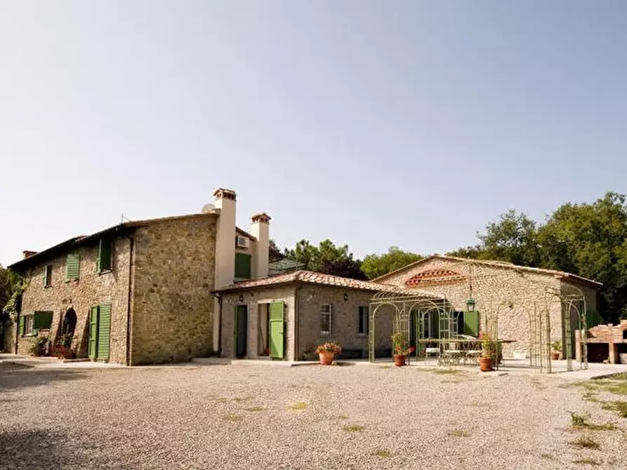 Immagine 2 di Casa colonica in vendita  a Cortona