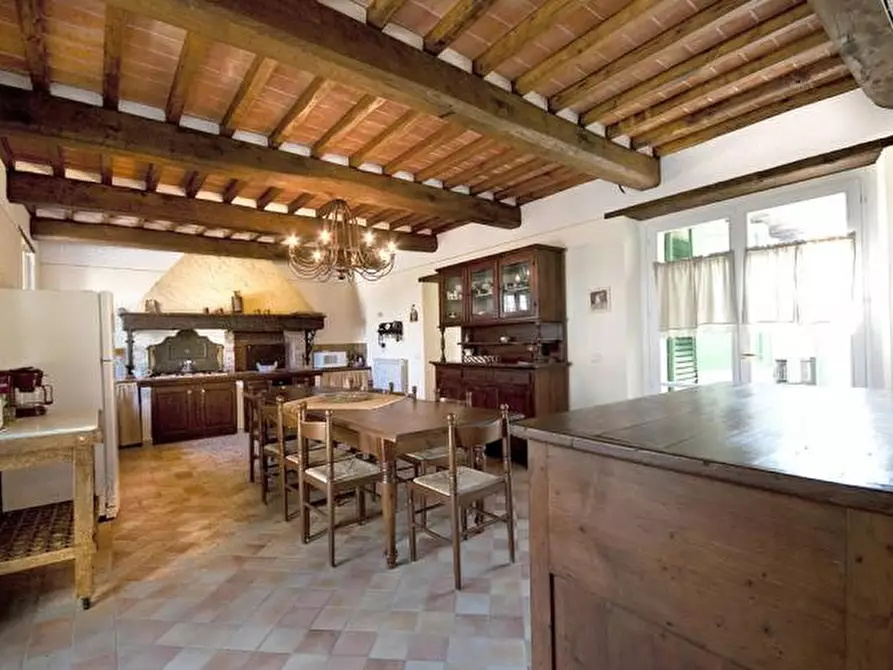 Immagine 16 di Casa colonica in vendita  a Cortona