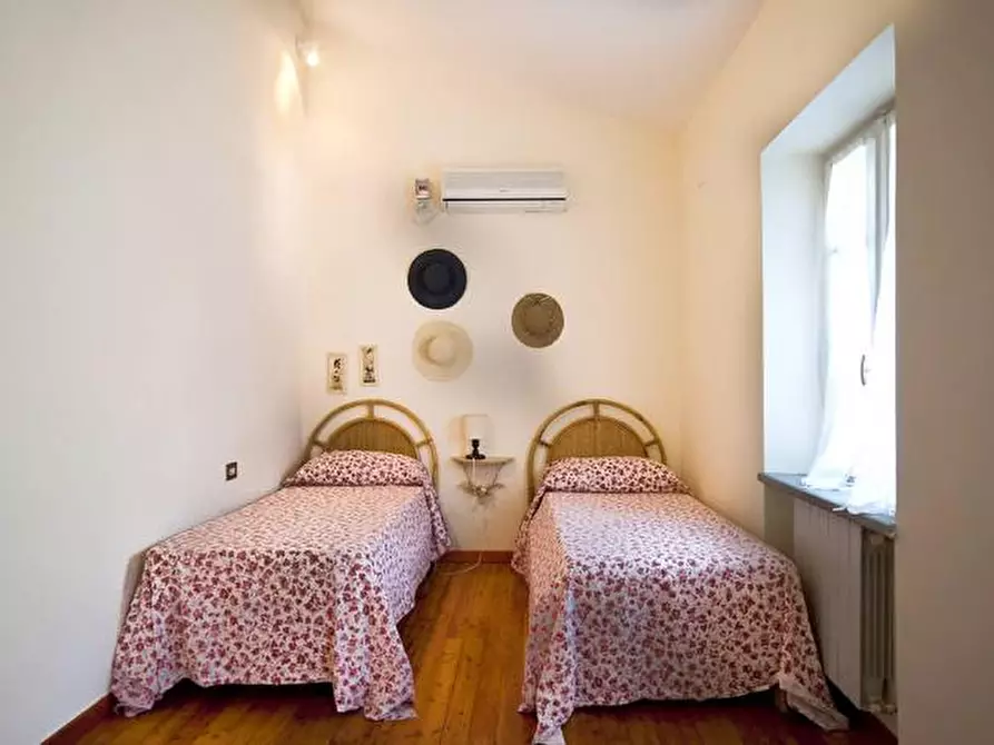 Immagine 12 di Casa colonica in vendita  a Cortona