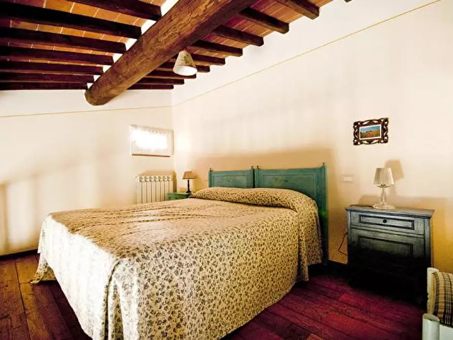 Immagine 10 di Casa colonica in vendita  a Cortona