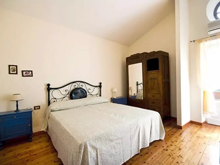 Immagine 9 di Casa colonica in vendita  a Cortona