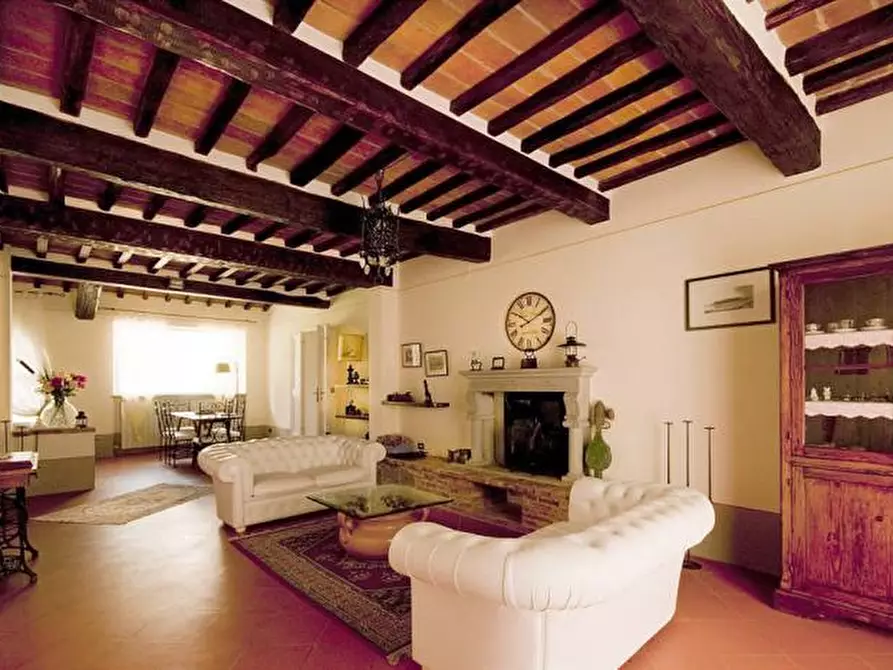 Immagine 11 di Casa colonica in vendita  a Cortona