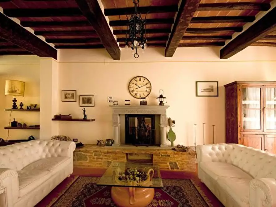 Immagine 8 di Casa colonica in vendita  a Cortona