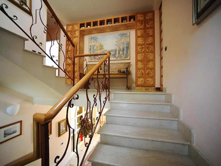 Immagine 30 di Villa in vendita  a Massa