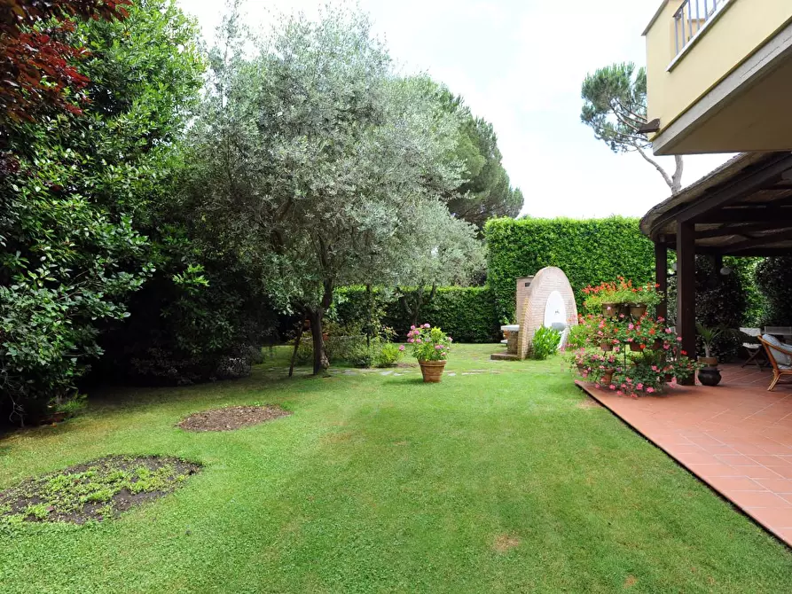 Immagine 13 di Villa in vendita  a Massa
