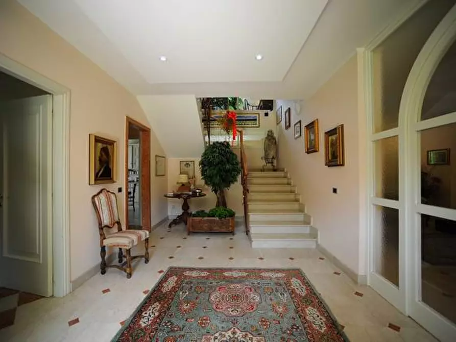 Immagine 4 di Villa in vendita  a Massa