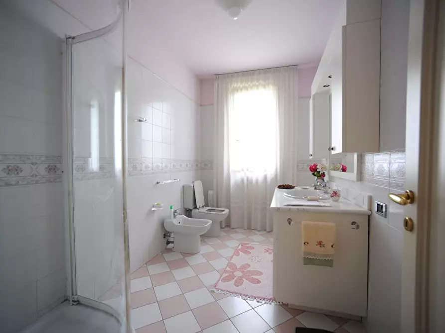 Immagine 34 di Villa in vendita  a Massa
