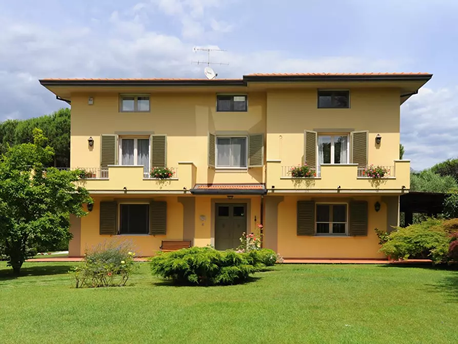 Immagine 6 di Villa in vendita  a Massa