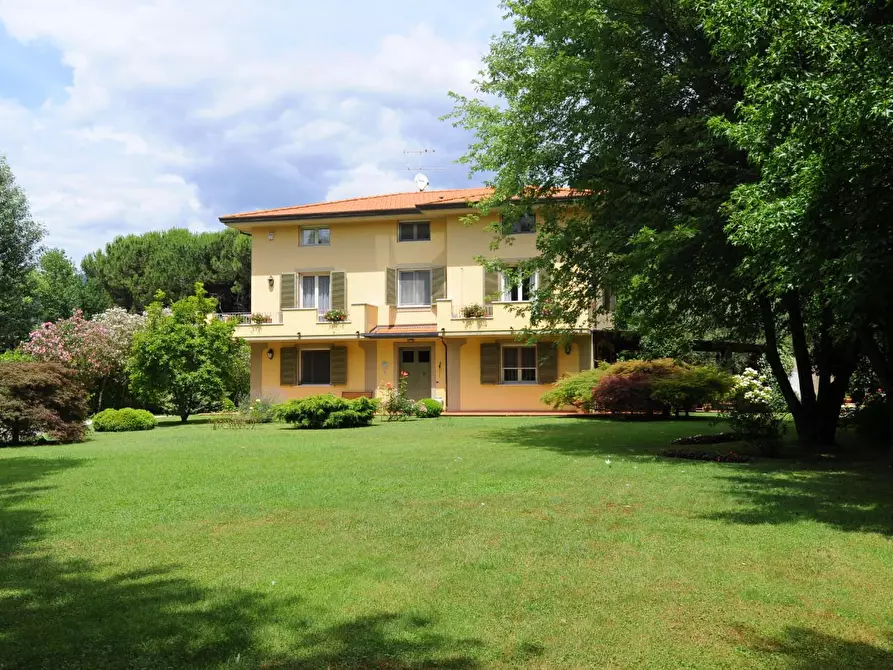 Immagine 5 di Villa in vendita  a Massa