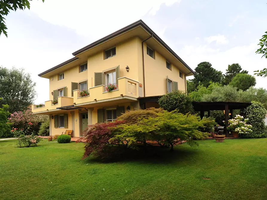 Immagine 4 di Villa in vendita  a Massa