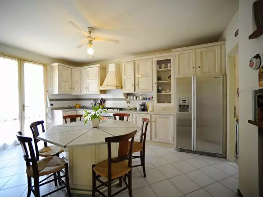 Immagine 11 di Villa in vendita  a Massa