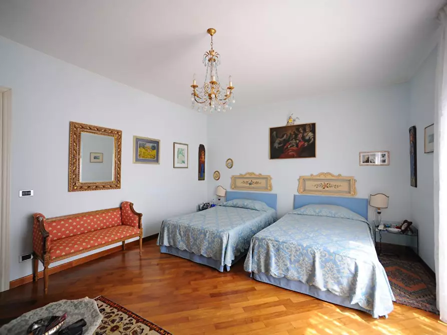 Immagine 40 di Villa in vendita  a Massa