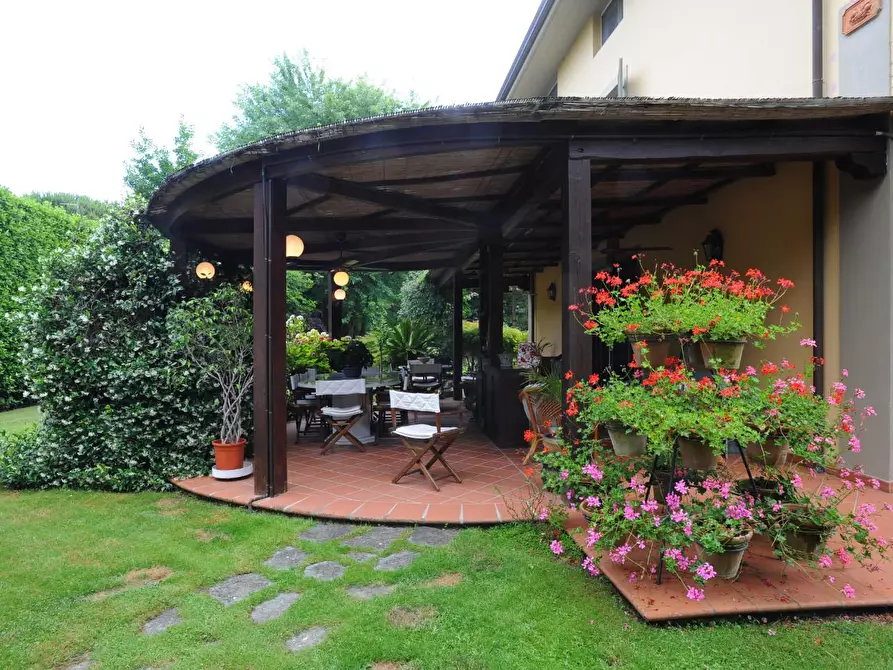 Immagine 15 di Villa in vendita  a Massa