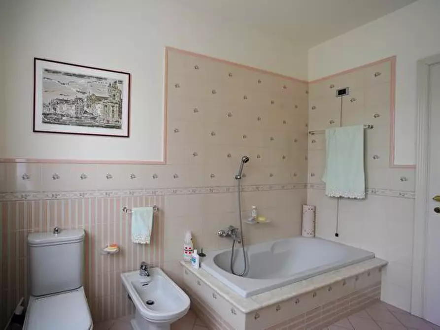 Immagine 22 di Villa in vendita  a Massa