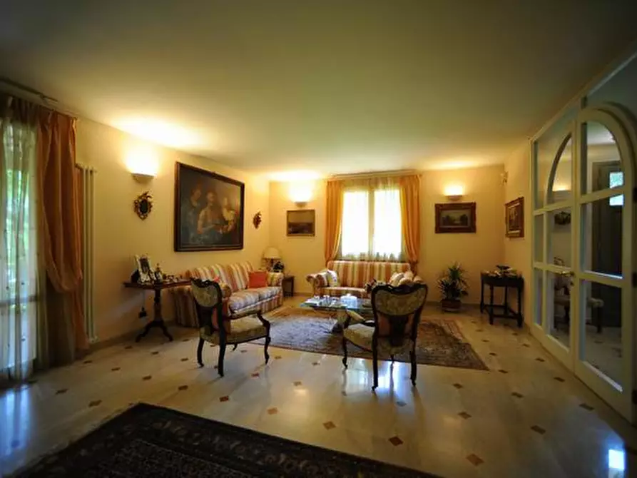 Immagine 6 di Villa in vendita  a Massa