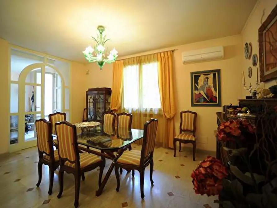 Immagine 13 di Villa in vendita  a Massa