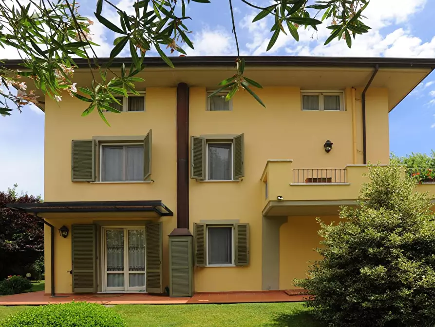 Immagine 7 di Villa in vendita  a Massa