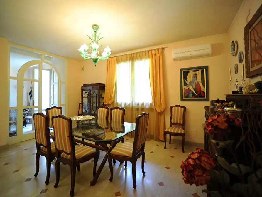 Immagine 20 di Villa in vendita  a Massa
