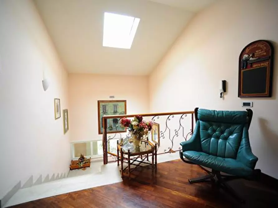 Immagine 5 di Villa in vendita  a Massa