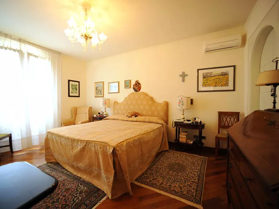Immagine 33 di Villa in vendita  a Massa